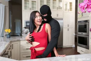 Người chồng đụ có 1 phút mỗi đêm, bà xã ra khỏi phòng thì gặp bố