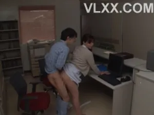 Tranh thủ vợ đi du lịch rủ em nhân viên về nhà địt nhau