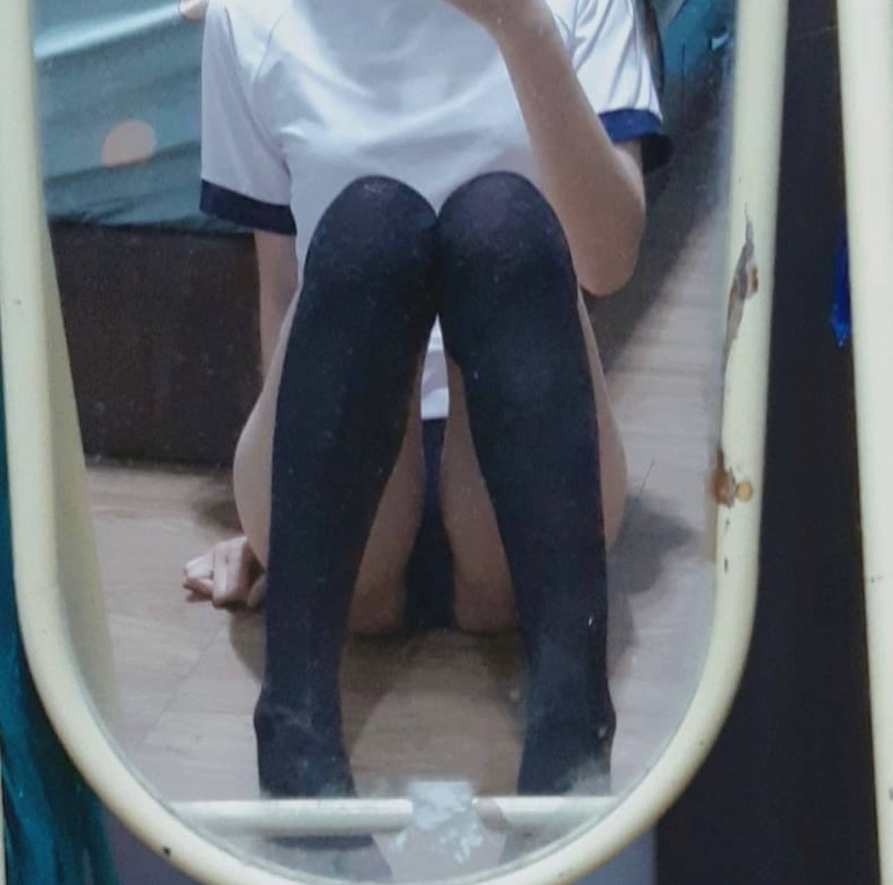 9 điểm của vẻ đẹp nữ thần tóc vàng lạnh lùng giá cao vẻ đẹp ngoại vi cao cấp, hình xăm cánh tay hoa bên trong dây đeo quần, ngồi trên cơ thể lưỡi hôn tán tỉnh, vẻ đẹp rất hợp tác