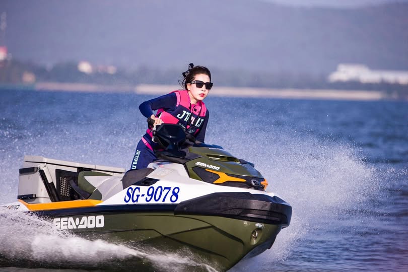 Em đồng nghiệp gạ tình anh trai ngây thơ trong thời gian rãnh