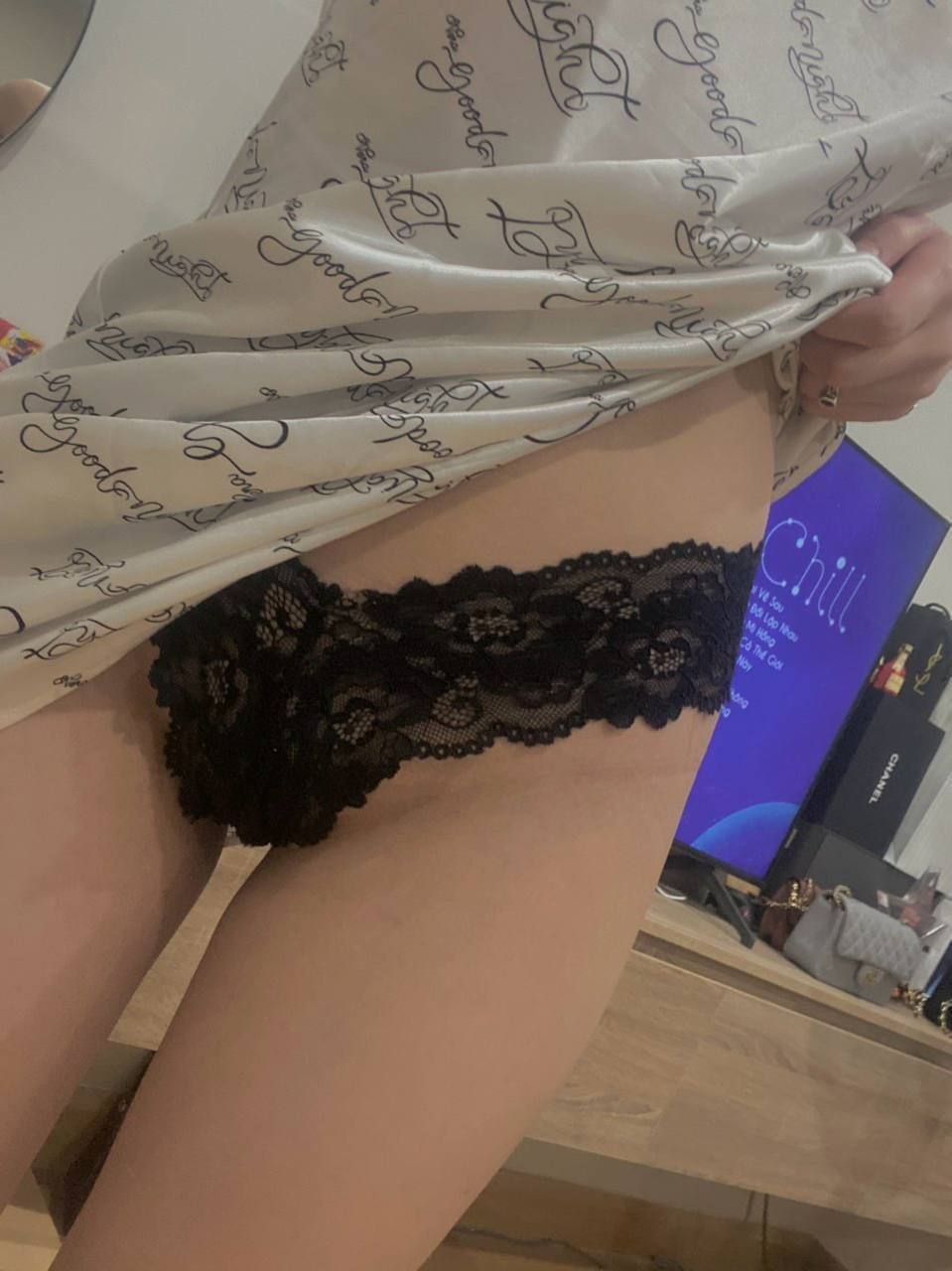 Ré rân cổ đỏ hết mặt bởi cục thịt tây